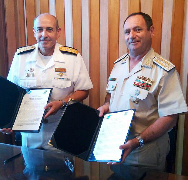 Prefecto general Eduardo René Scarzello y el Prefecto Nacional Naval de la República Oriental del Uruguay, contraalmirante Carlos Eduardo Abilleira Aris
